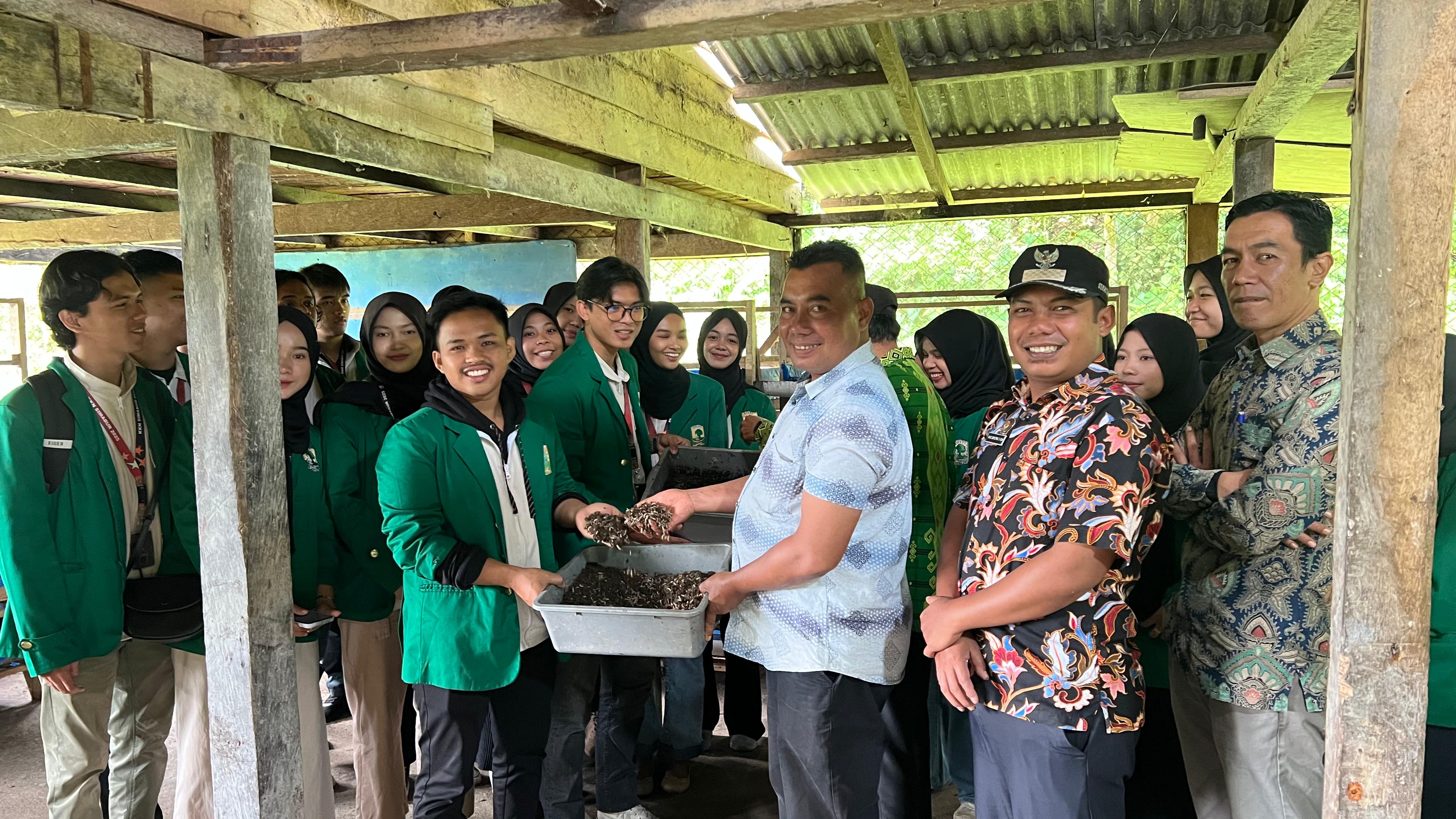 MAHASISWA KKN UNIVERSITAS ANDALAS SERAHKAN DAN SOSIALISASIKAN PROGRAM BUDIDAYA MAGGOT DI NAGARI SIMABUR